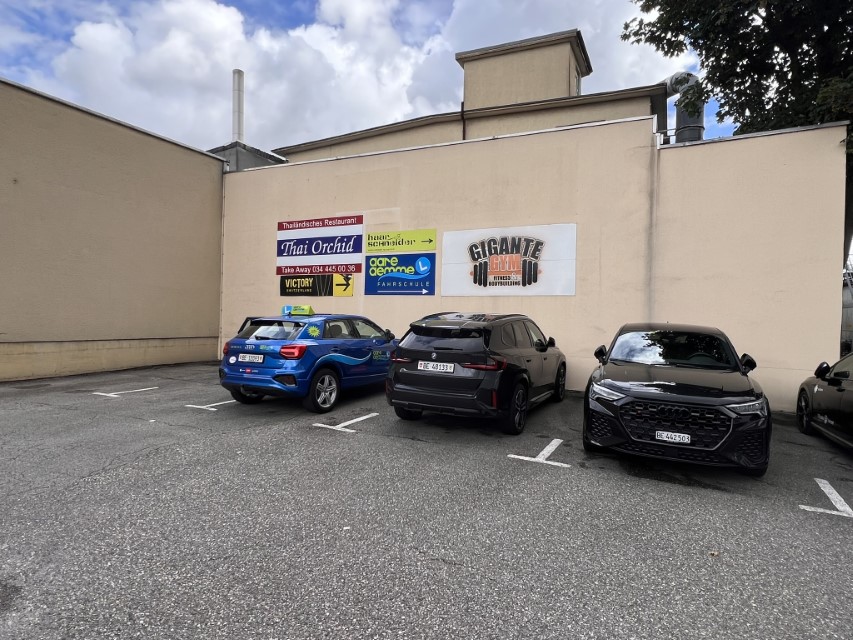 genügend Parkplätze im